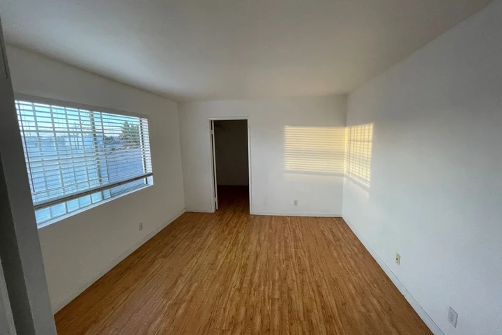 $2495 : 2 in Torrance CA image 5