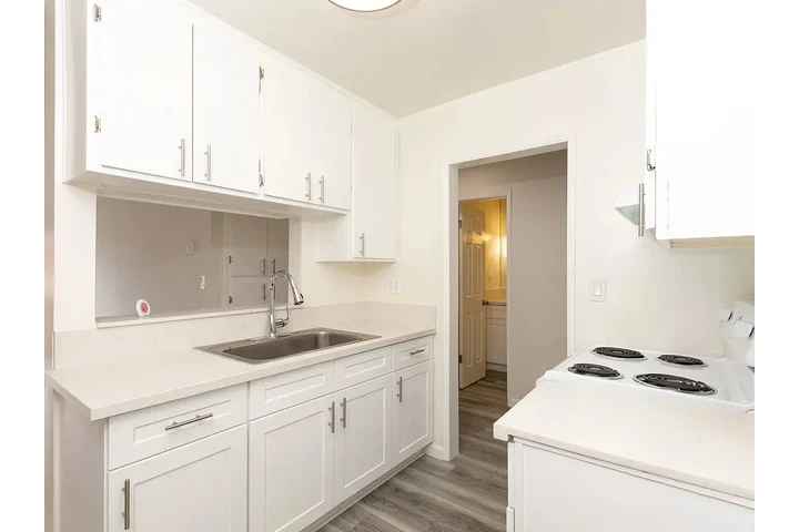 $1100 : Tu nuevo hogar en Koreatown image 1