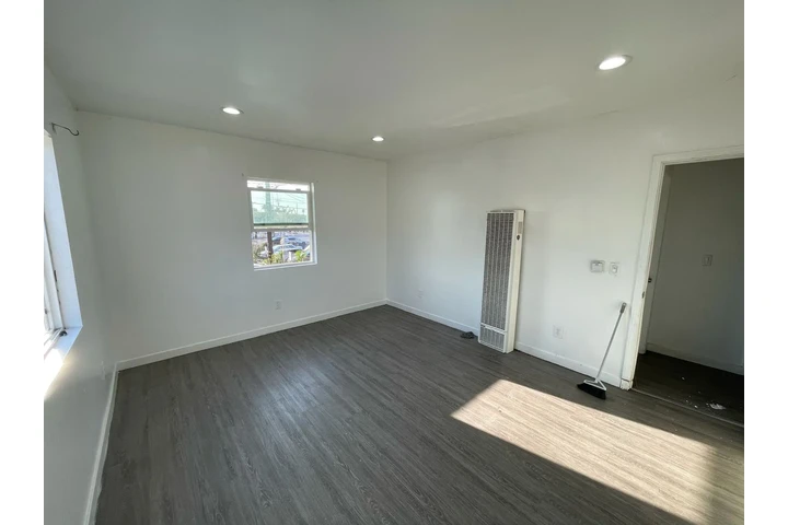 $1250 : Se renta cuarto súper amplio image 3