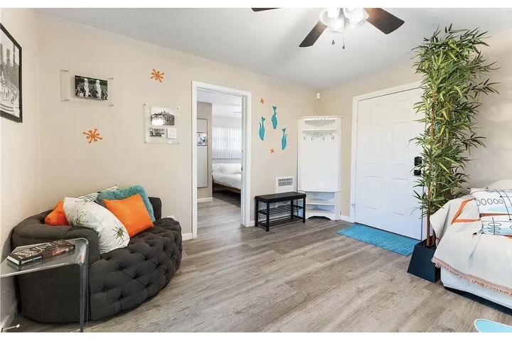 $900 : open living spacious home image 4