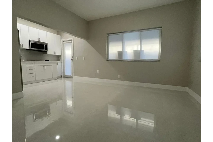 $1200 : Freshly painted spacious home image 3