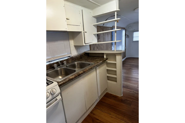 $1200 : Clean quiet private yard image 2