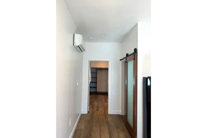 $1500 : 1 Bedroom Apt in Los Angeles image 5