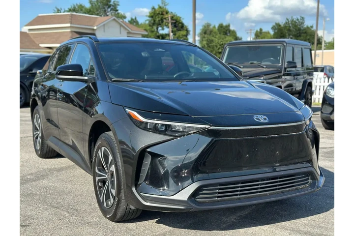 2023 TOYOTA BZ4X XLE SPORT UT image 8