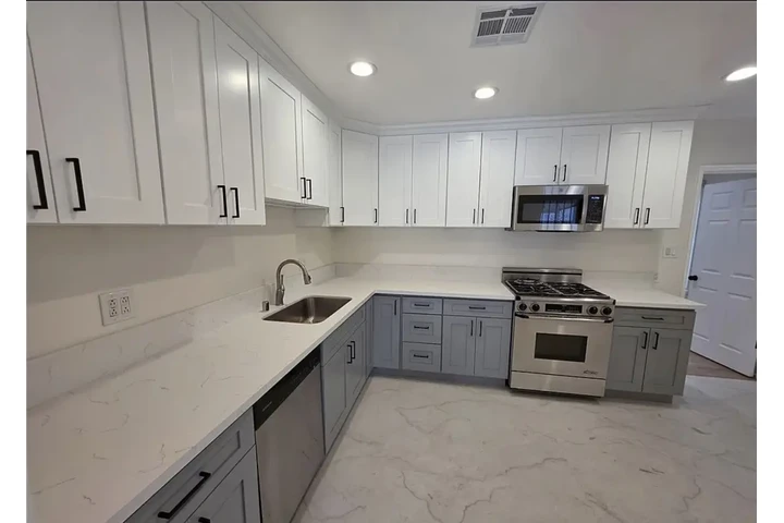 $1700 : 3 habitaciones, 2 baños, North image 2