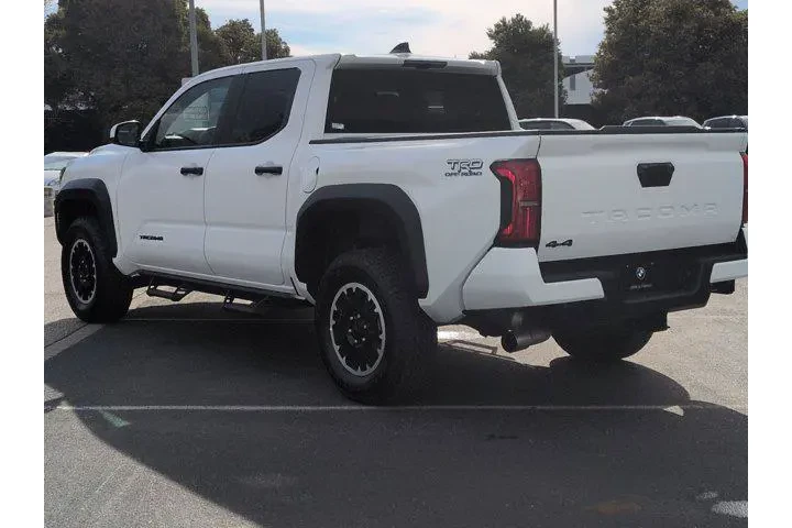 $39644 : Toyota Tacoma 2025 4x4 SR5 4 image 8