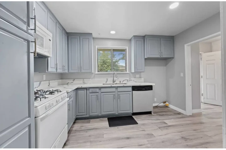 $2500 : we are renting now image 4