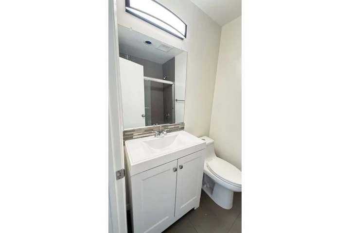 $1980 : 2 Bedroom Apt in James M Wood image 8