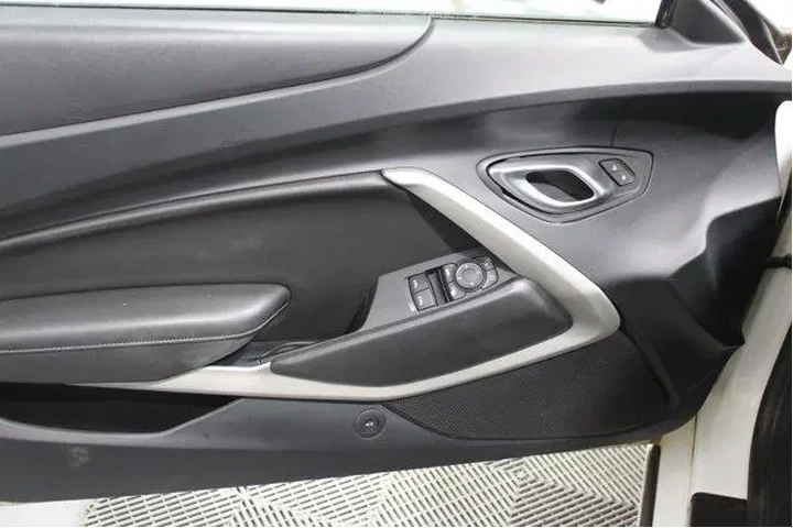 $25988 : Chevrolet Camaro 2020 LT 2dr image 3