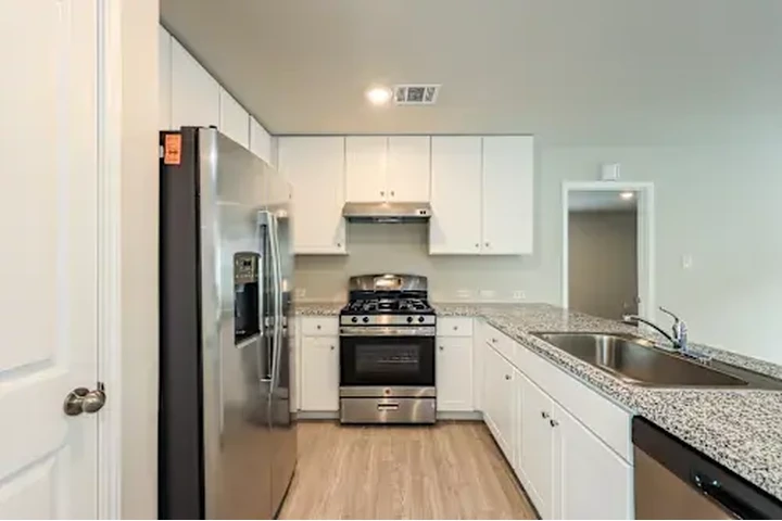 $910 : Well furnished apartments image 5