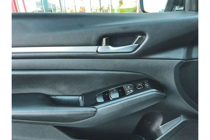 $19997 : Nissan Altima 2024 2.5 SR 4d image 9