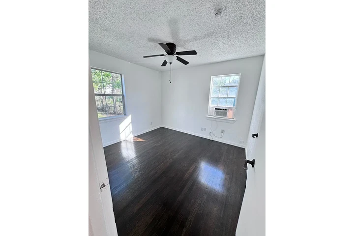 $900 : Esta casa renovada ya está image 5