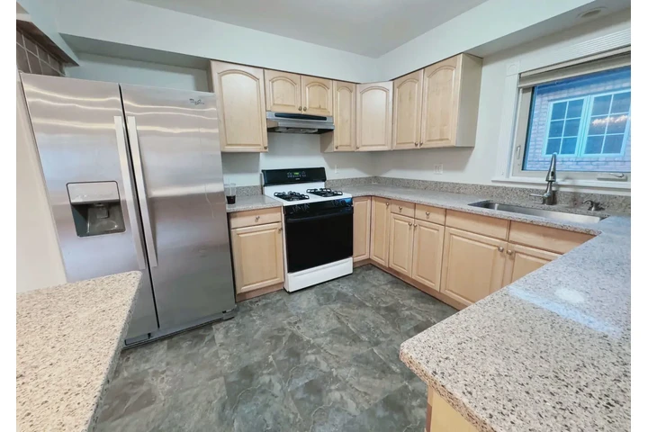 $3000 : WHITESTONE APT ELEGANTE 3BED image 3