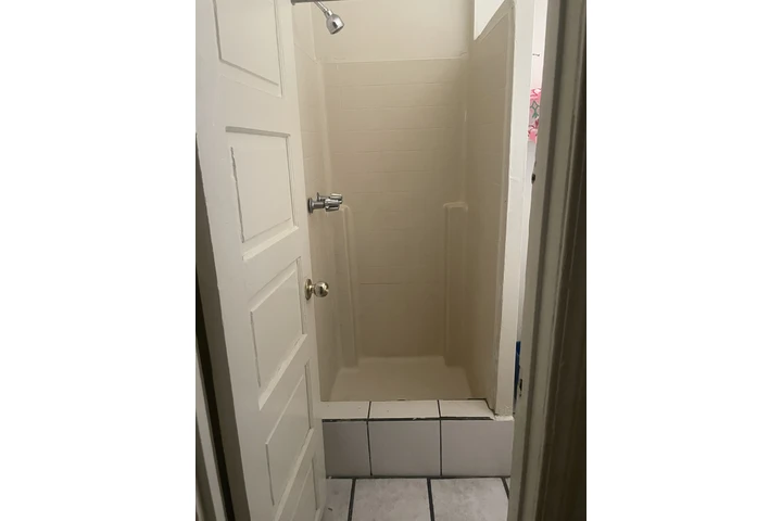 $1 : Cuarto de renta image 1