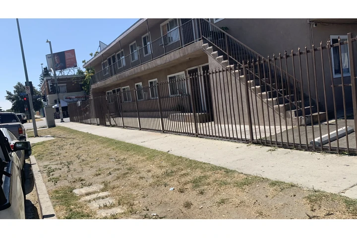 $2400 : 977 W 46th St Apt LA image 1