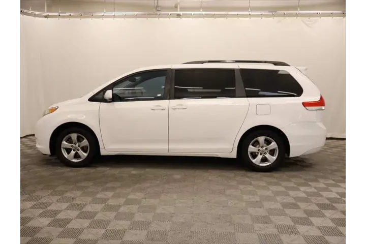 $10599 : Toyota Sienna 2011 LE 8-Pass image 2