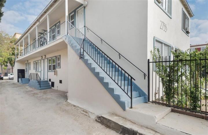 $1300 : 1-Bed 1-Bath available in LA image 2