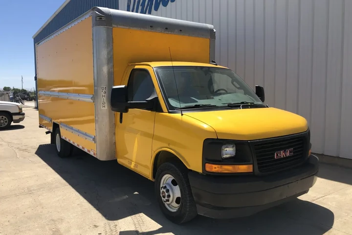 $15900 : 2017 GMC Cube Van Truck image 4