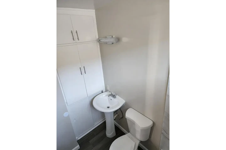 $1000 : Awesome Apartment Available image 8