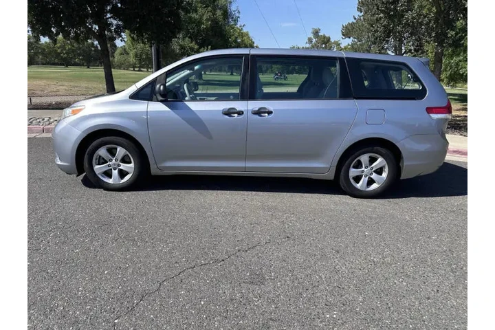 $12995 : 2013 Sienna L 7-Passenger image 4