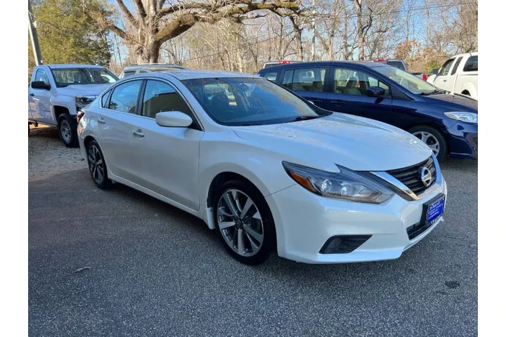 $8999 : 2017 Altima 2.5 SR image 4