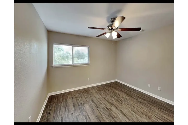 $1045 : 3Bed/2bath image 6