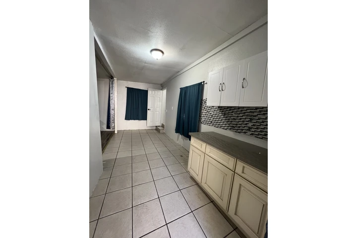 $1400 : Studio image 9