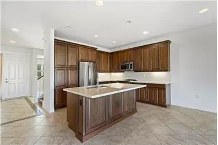 $6000 : Rental property with 5 bedro image 1