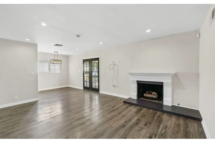 $2500 : 3 Bed House in Vermont Square image 2