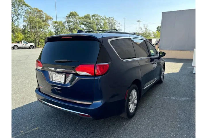 $11499 : 2017 Pacifica Touring-L image 9