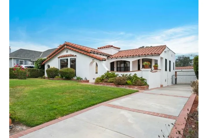 $2455 : 3 Bedroom in Vermont Ave, LA image 1
