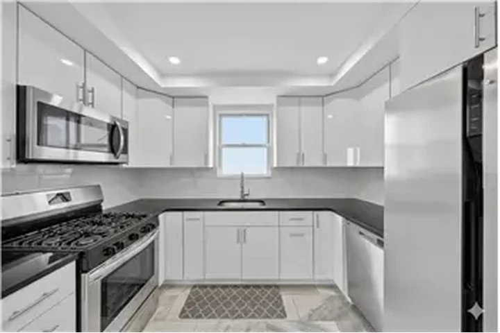 $5900 : Rental property with 3 bedro image 2