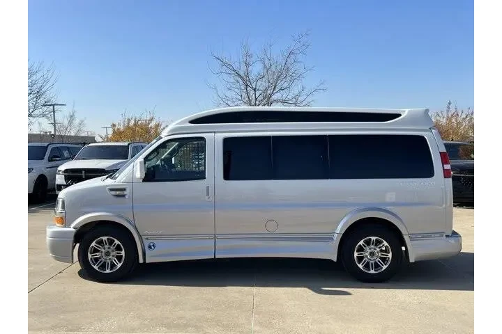 $32999 : Chevrolet Express 2019 2500 image 4