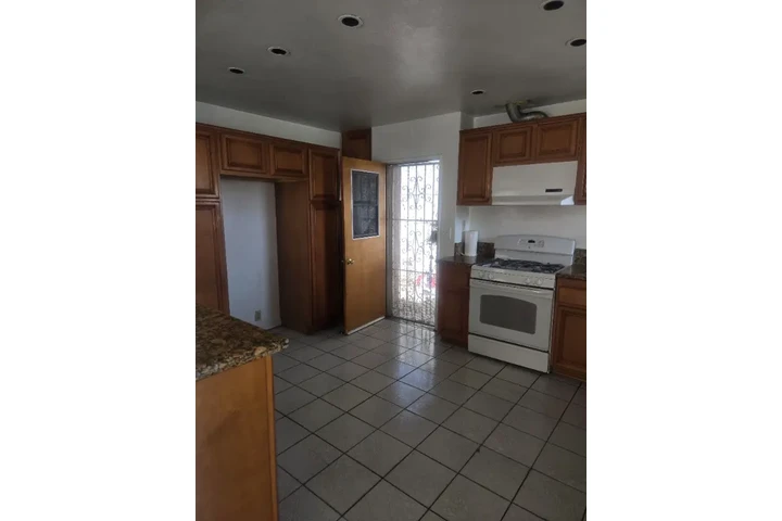 $2150 : Casa de 2 hab area de Lynwood image 3