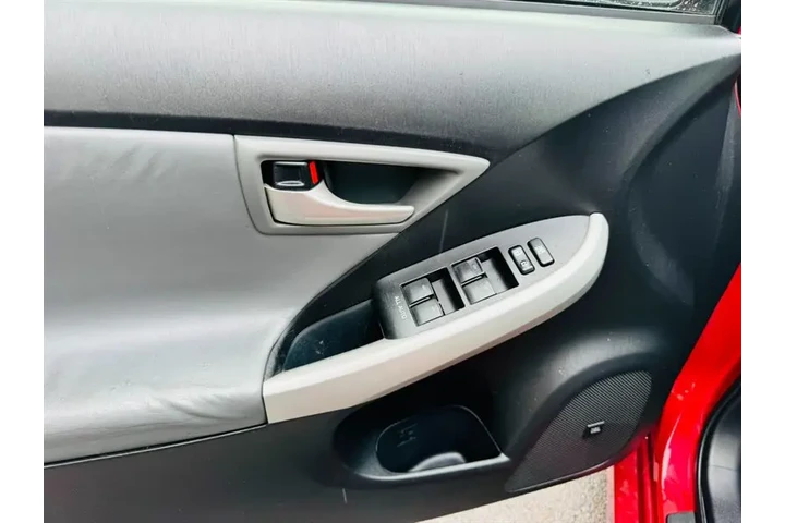 $8990 : 2012 Prius Four image 7