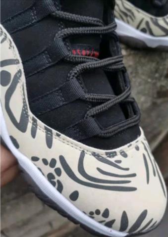 $1100 : TENIS JORDAN 11 RETRO ZEBRA image 2