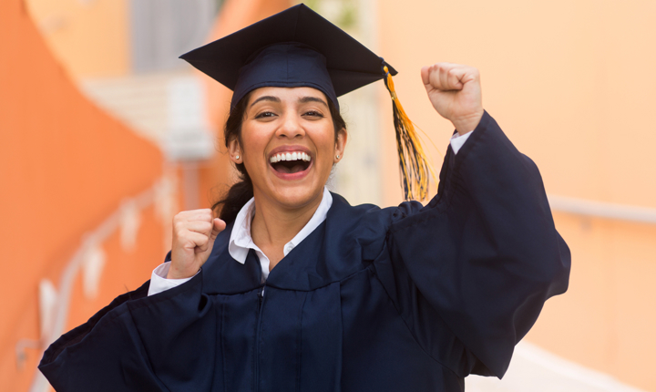 Estudiante latina con su atuendo de graduación