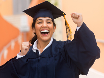 Estudiante latina con su atuendo de graduación