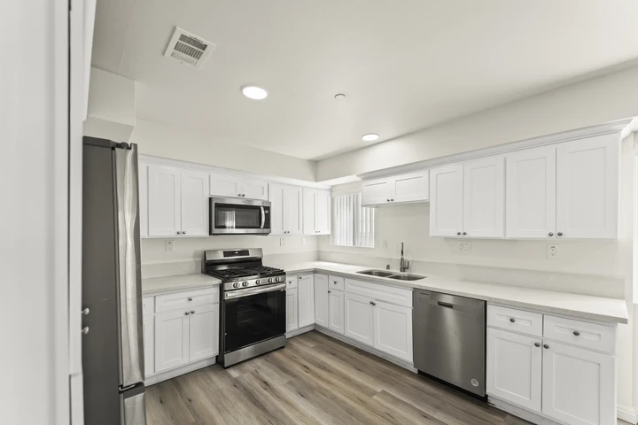 $4400 : 5 bedroom, 3 bath, 1 year new image 8