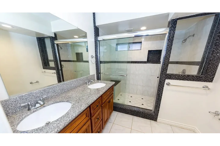 $1900 : 2 bedroom Apt  in Koreatown image 3