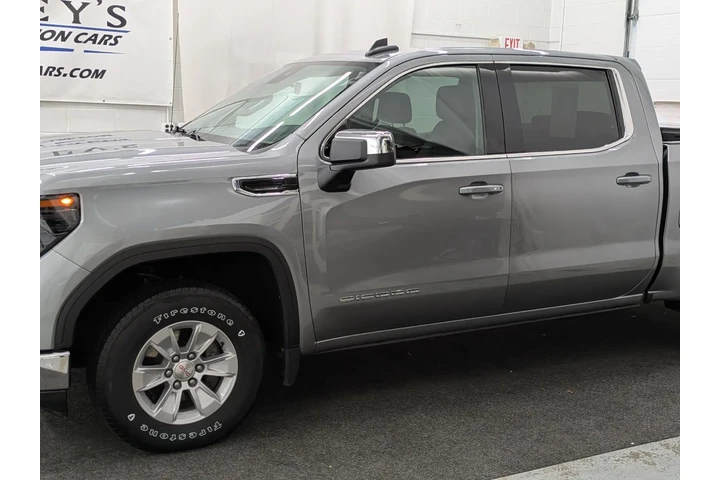 $35749 : Pre-Owned 2023 Sierra 1500 SLE image 1