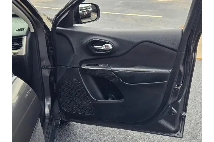 $9990 : Jeep Cherokee 2016 4x4 Latit image 4