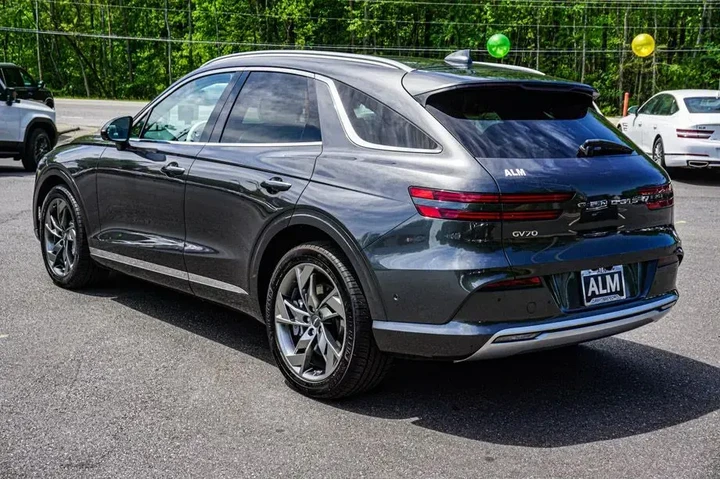 $33960 : Genesis Electrified GV70 202 image 4
