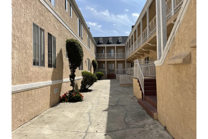 $1395 : Remodeled Studios in Koreatown image 5