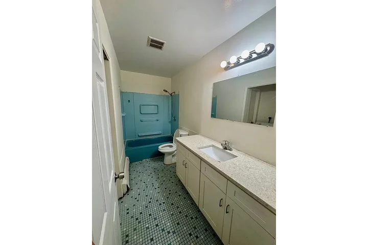 $800 : Beautiful Home...Mastic, NY image 5