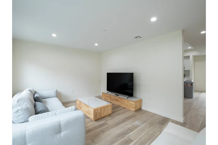 $800 : 1672 W 35th St, Los Angeles image 5