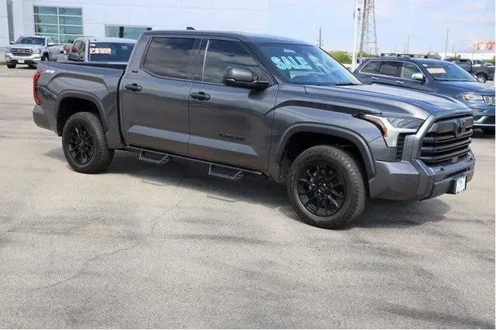 $39592 : Toyota Tundra 2023 4x4 SR5 4 image 1