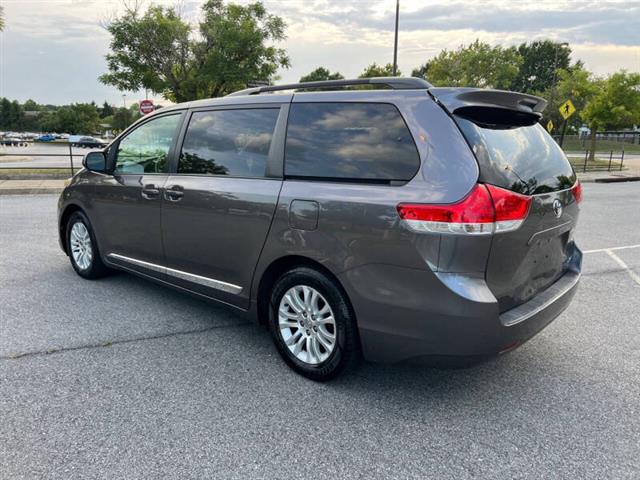 $10900 : 2014 Sienna XLE 8-Passenger image 7