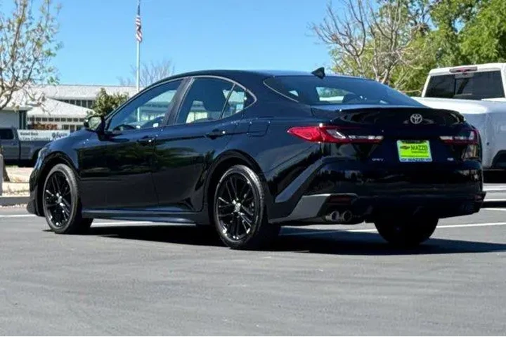 $29530 : Toyota Camry 2025 SE 4dr Sed image 3