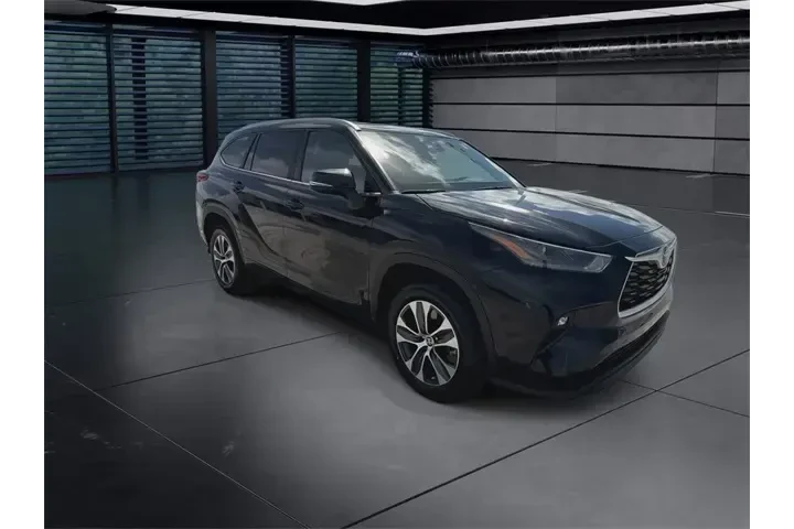 $33588 : Toyota Highlander 2023 XLE 4 image 2